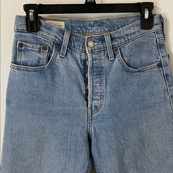 Levi's 501 Premium Button Fly High Rise Fringe Medium Wash Ankle Denim Size 25 - Picture 4 of 12